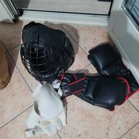 casco guanti e conchiglia