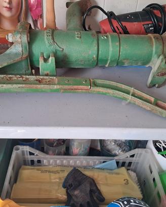 pompa acqua, due vasi, e due porta piante.