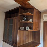 Mobile pensile in legno massello vetrina e mensole