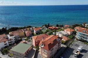 MONOLOCALE A COSTARAINERA