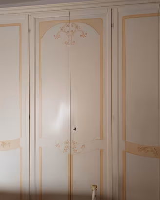 Armadio 6 ante in stile classico – bianco decorato