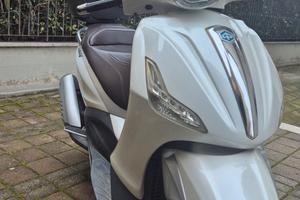 Beverly 300 anno 2011