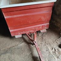 rimorchio per raccolta uva o cereali.