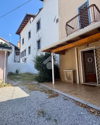 CASA SEMINDIPENDENTE A UDINE