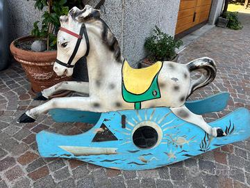 Cavallo a dondolo