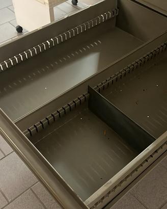 Tavolo da lavoro con cassetti a cuscinetto