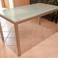 Tavolo moderno di marca in vetro.