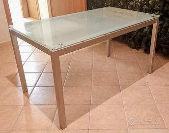 Tavolo moderno di marca in vetro.