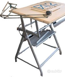 Tecnigrafo su tavolo da disegno ( e sedia )