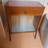 mobiletto con vetrinetta