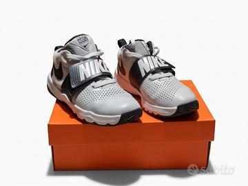 Nike Team Hustle bianche e nere  taglia 37.5