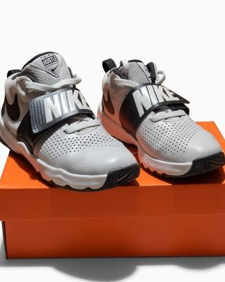 Nike Team Hustle bianche e nere  taglia 37.5