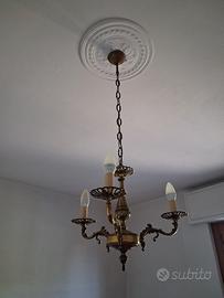 lampadario e sedie