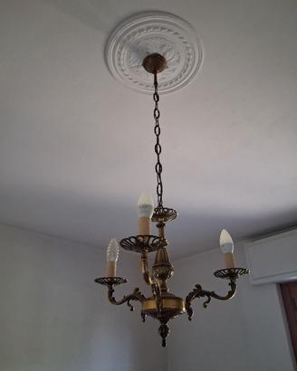 lampadario e sedie