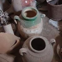 giare bottiglie piatti