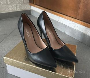 Tacchi neri a spillo