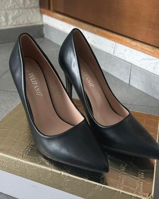 Tacchi neri a spillo