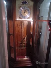 Orologio a pendolo a colonna