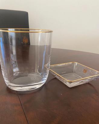 Vaso di vetro e posacenere con bordo dorato