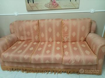 divano vintage con qualche segno d'usura