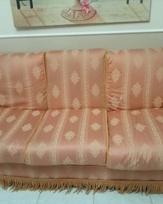 divano vintage con qualche segno d'usura