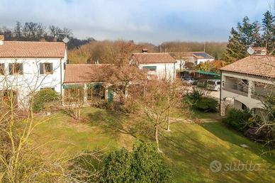 Rustico / Casale di 924 m² con più di 5 locali e b