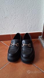 stivali neri scamosciati e mocassini neri donna