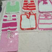 Bavaglini di vari colori fatti con l'uncinetto