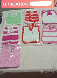Bavaglini di vari colori fatti con l'uncinetto