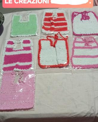 Bavaglini di vari colori fatti con l'uncinetto