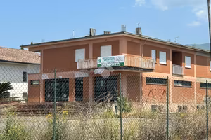 4 LOCALI A CASTROCIELO