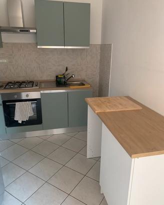 cucina, elettrodomestici, divano e mobili