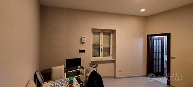 Monolocale + cucinotto in zona alta policlinico Na