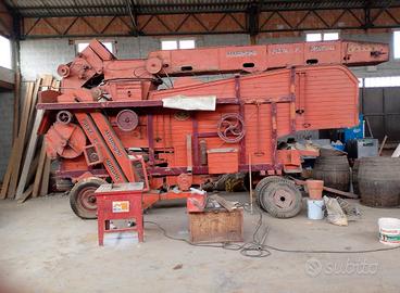 Trebbiatrice d’ epoca per cereali