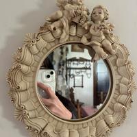 Specchio in gesso con intagliature angeliche