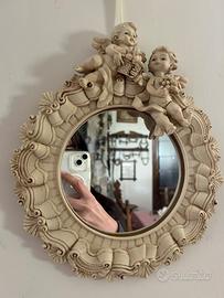 Specchio in gesso con intagliature angeliche
