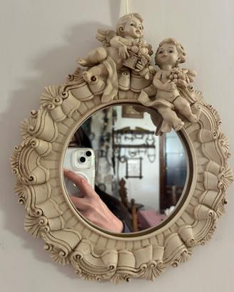 Specchio in gesso con intagliature angeliche