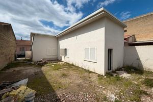 Indipendente allo stato grezzo con ampio giardino