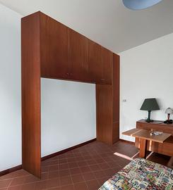 camera con armadio a ponte ideale per monolocali 