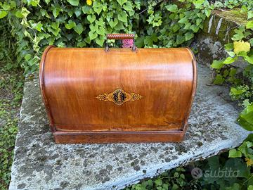 Antica macchina da cucire SINGER