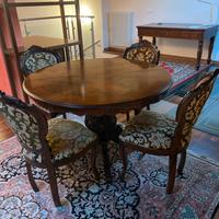 tavolo in legno con sedie