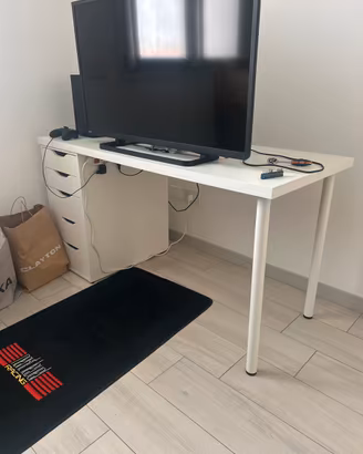 Scrivania con cassettiera ikea