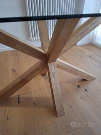 Tavolo elegante, piano in vetro, gambe in rovere