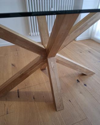Tavolo elegante, piano in vetro, gambe in rovere