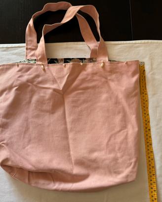Borsa tote rosa con perline e fodera floreale