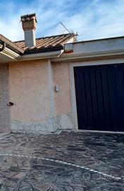 Portone in ferro a due ante serratura e maniglia