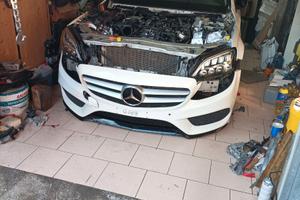 Paraurti e fari anteriori per Mercedes W205