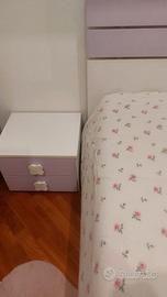 Letto a una piazza con materasso e comodino