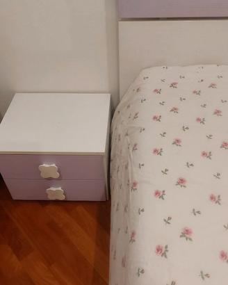 Letto a una piazza con materasso e comodino