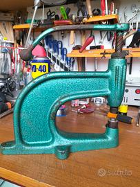 Torchietto Manuale in Ghisa Verde – Altezza 25 cm
